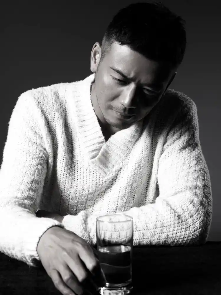 (杨烁低头沉思)近日,"硬汉醇男"杨烁一组黑白写真曝光,镜头下的杨烁展