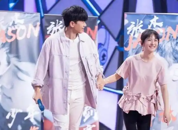 主持人谢娜嫁小1岁张杰婚后连生三娃如今一家五口其乐融融