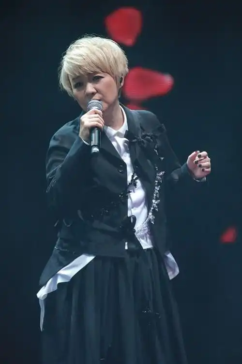 年近60的陈慧娴还是很时髦,黄色短发配黑白穿搭,时尚度不减