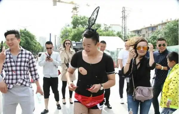 男子遭闹婚 扮成"兔女郎"闹市发红包