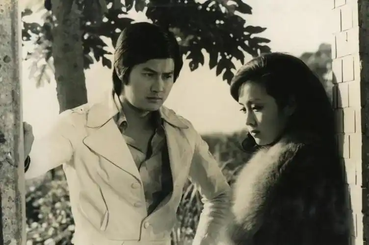 "琼女郎"甄珍:谢贤的发妻,因被人狂追而提出离婚,今后悔莫及_腾讯新闻