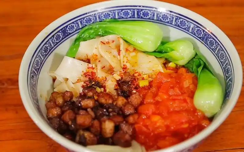 厨师长教您如何在家里制作陕西名吃biangbiang面,轻松简单快试试吧!