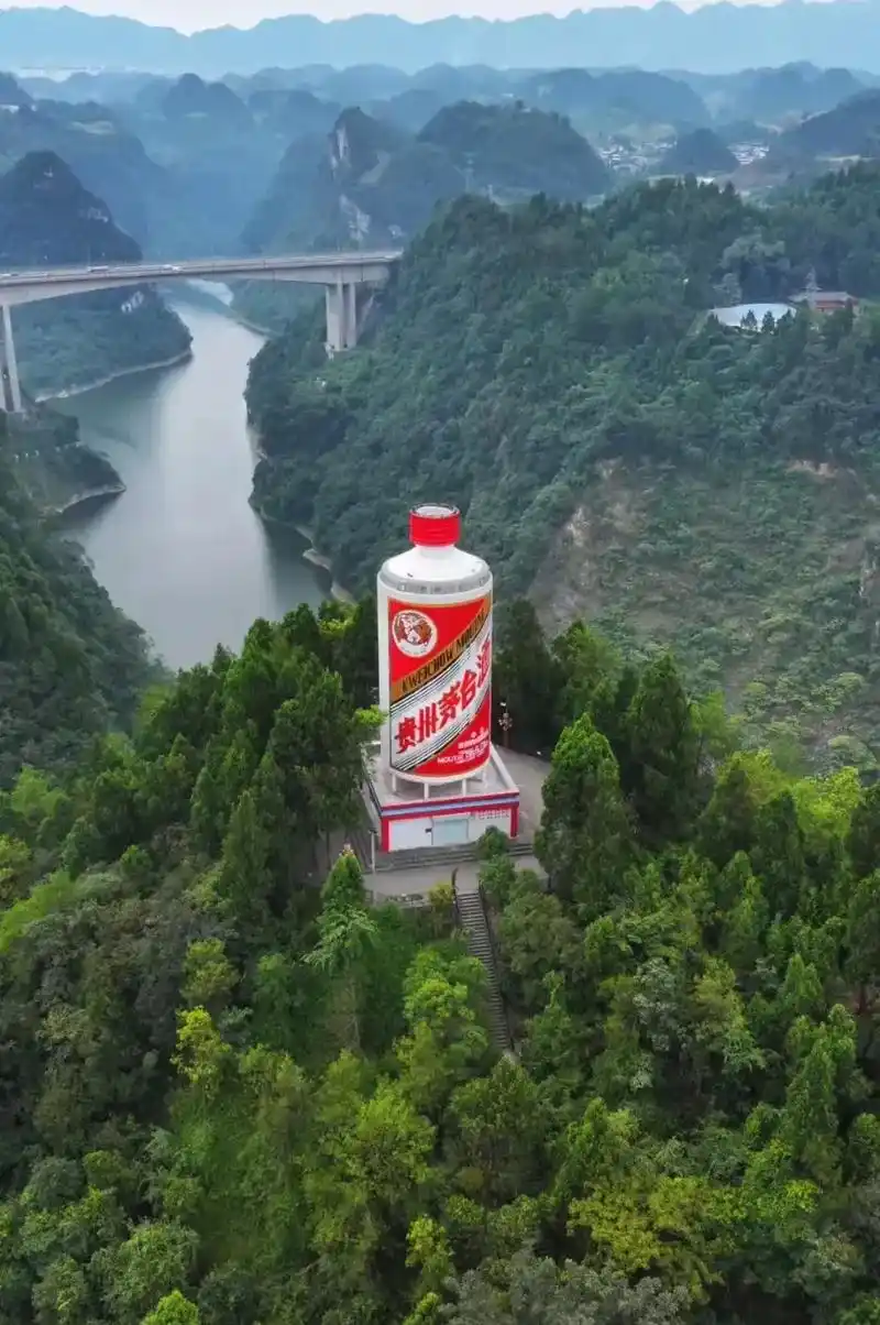 上帝的视角看茅台.#茅台镇 #茅台 #酱香型白酒 #茅台风光 - 抖音