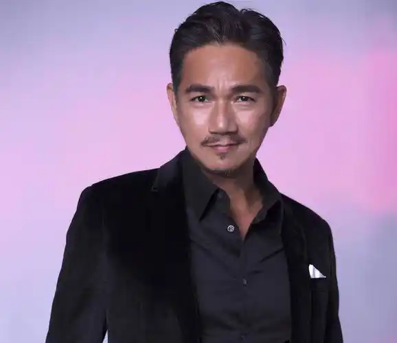 港片大反派骆达华晒近照,才56岁头发就全白了,真是让人心疼_香港_生活