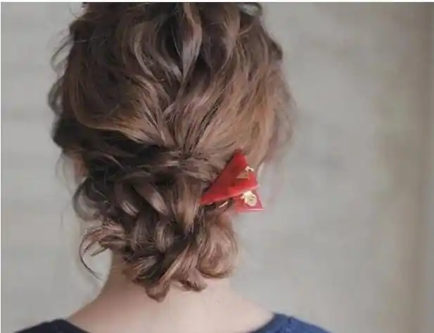 卷发女生如何扎头发才好看名媛气质女生卷发发型来示范