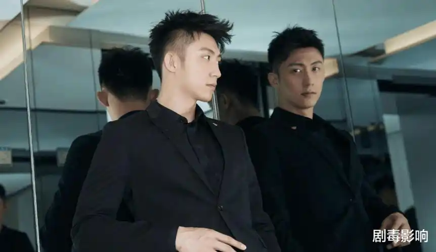 黄景瑜近况曝光,新戏杀青后与陈学冬一同潜水,未被前女友影响