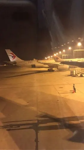 8月4日凌晨12点20分顺利登机,可是一直在飞机上呆了一个小时后才起飞.