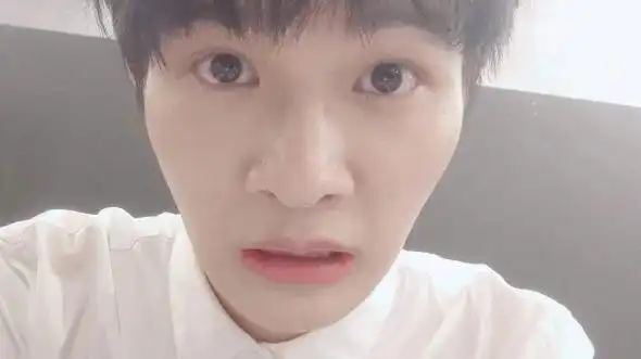 周深深可爱自拍静赏