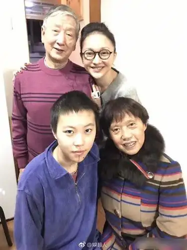 主题:周迅带窦靖童见长辈的合影曝光,兔几们怎样看