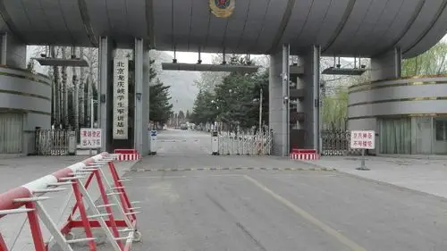 军营大门还是那样庄严,只是失去了当年的模样.