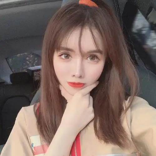 女人的自信一半来自阅历和价值,一半来自于颜值和自律.