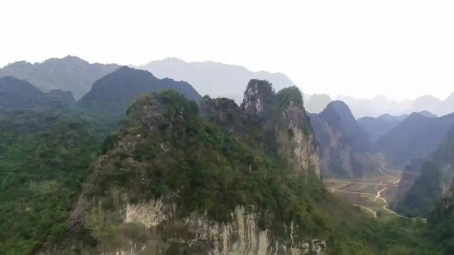 广西十万大山山形很多而独特,大家看看这座山像什么咧?