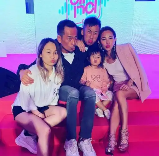 洗米华获刑18年须赔偿72亿妻子现身旁听一脸失落长子拒绝回应