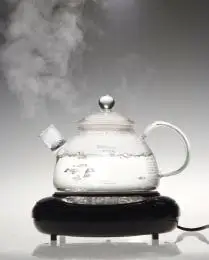 玻璃茶壶里烧开的热水正在冒热气