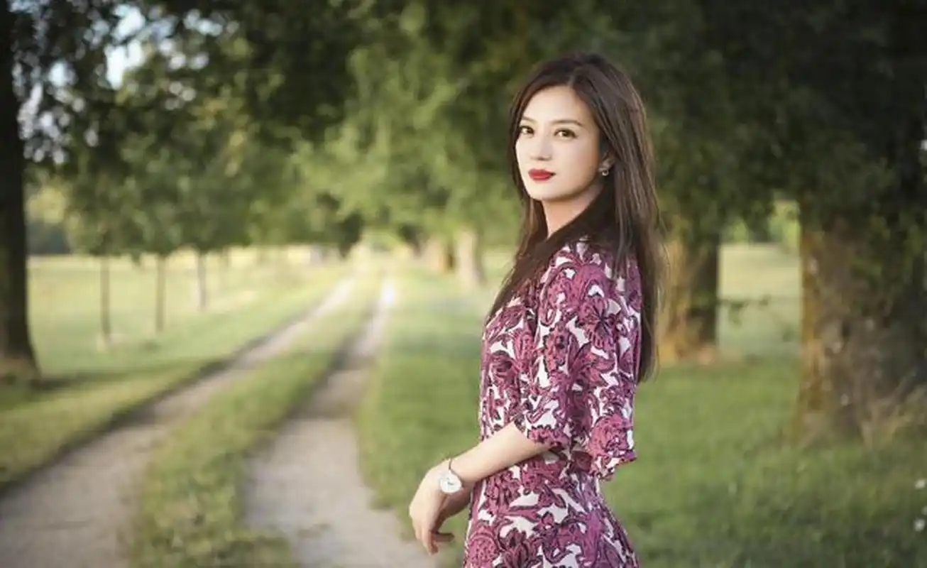 赵薇掌掴竹联帮傅豪,汪雨出手相救遭群殴,汪雨因面子又掌掴赵薇