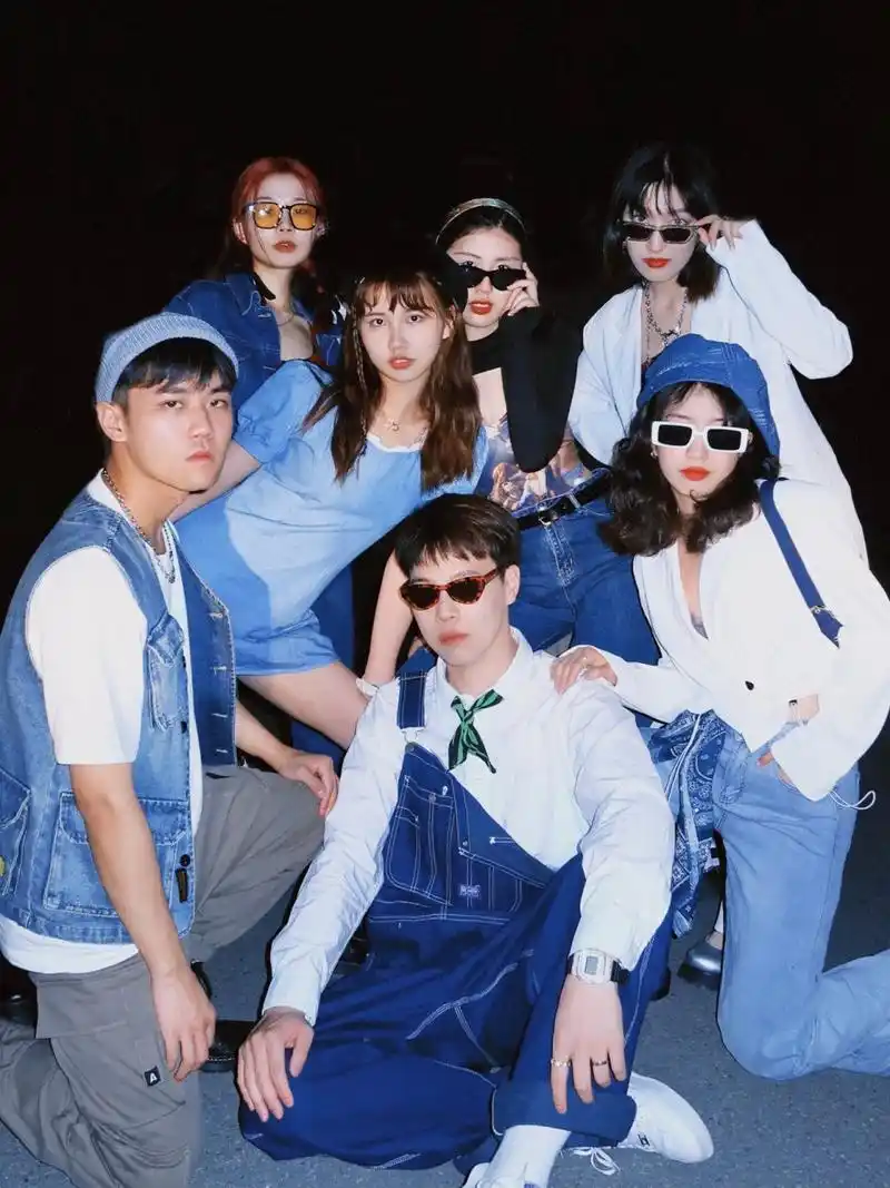 朋友合照|超实用多人拍照姿势分享 .