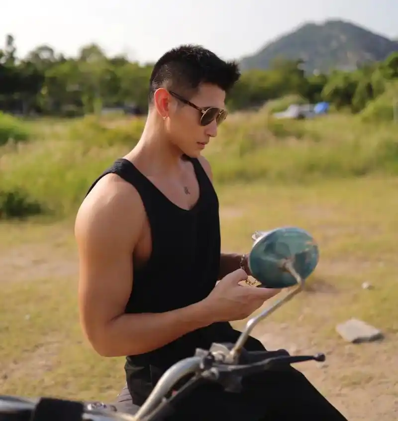 青春感的外形,小麦色的肌肤,182cm身高薄肌男生,是你的男友吗