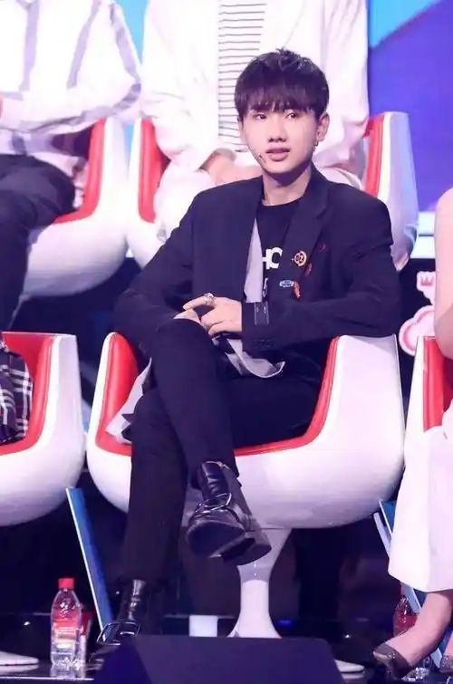 汪苏泷恋情被爆,却无人塌房,"音乐圈顶流"身份被质疑_网友_话题_歌曲