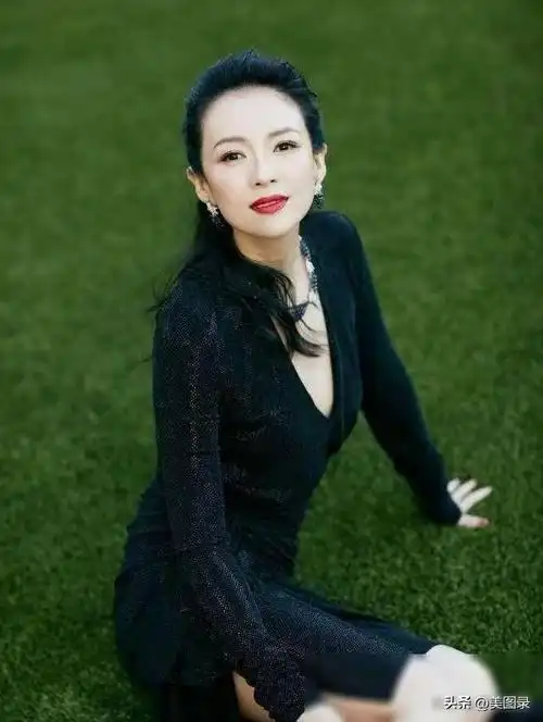 45岁章子怡现身,穿黑纱秒杀森林北,网友:有种重生的美