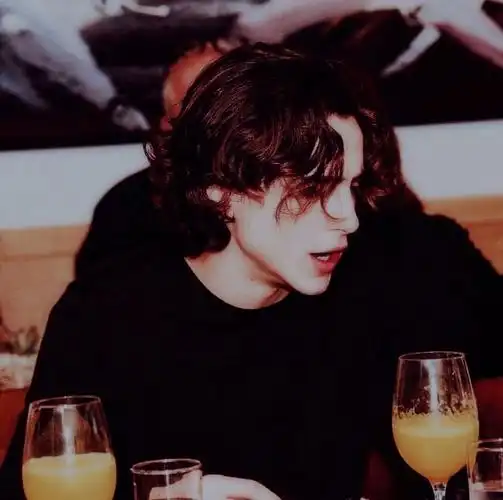 有没有qq空间背景图(超级好看那种)或者壁纸 男生?