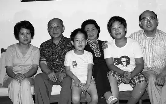 张学良晚年照:图2罕见全家福,图四90寿辰的样子