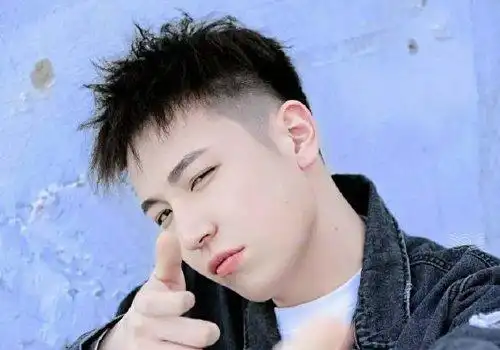 不对称发型梳起来是有着蓬松感特色的模样,男生偏分短发发型将后脑