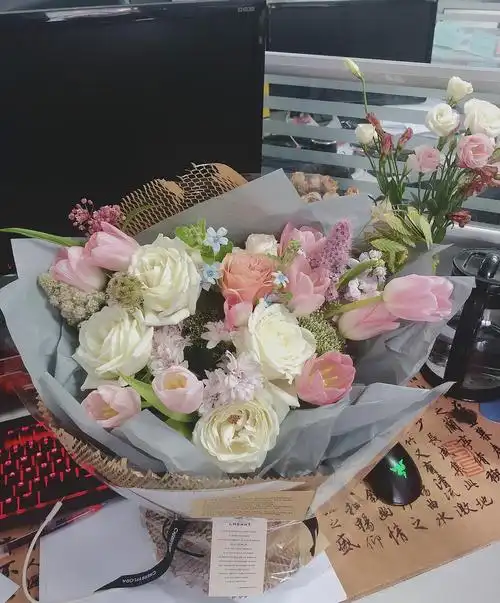 收到了朋友送的郁金香花束有没有姐妹知道里面的配花是啥呀555