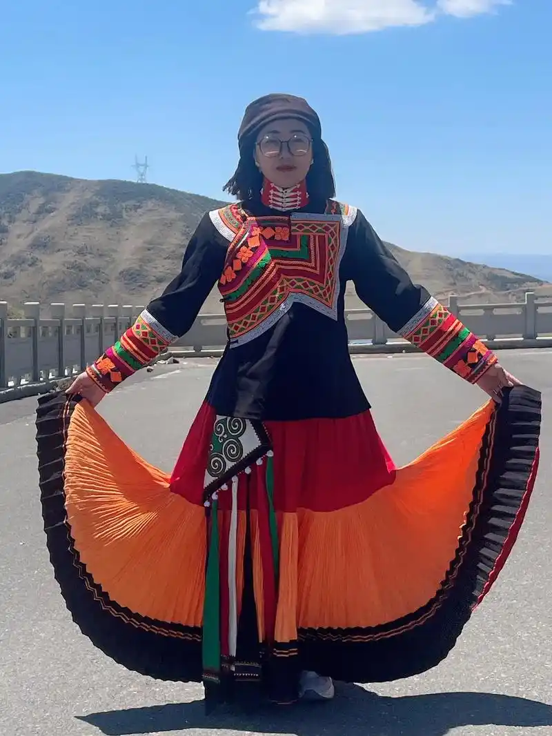 热爱彝族服装.乐观和爱才是生活的解药,让我们迎着阳光,温暖前 - 抖音