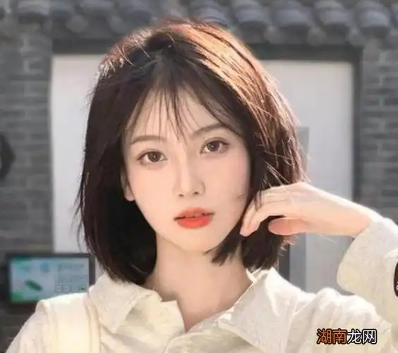 今年时尚的减龄短发型 2022年流行短发发型女图片