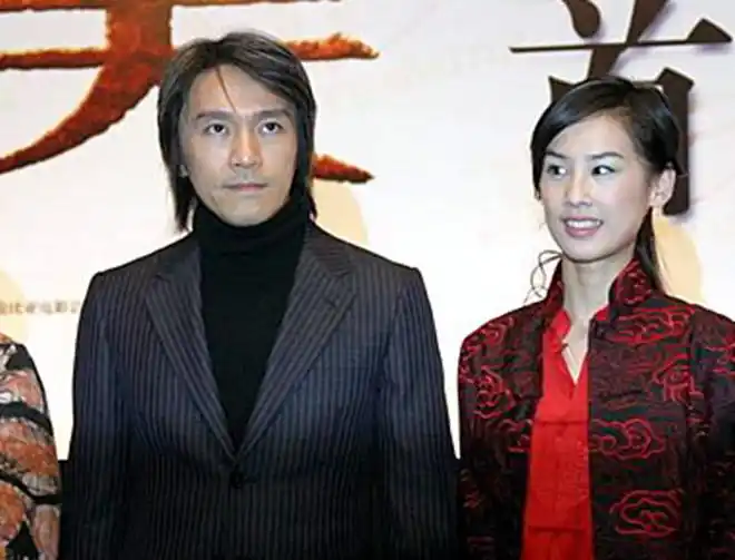 周星驰与黄圣依的合影,两人在一起合影星爷也没有展露笑容,真希望看到