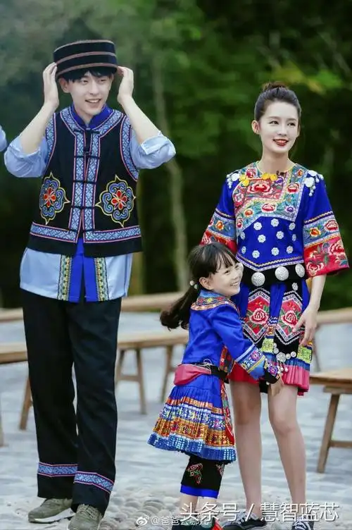 小山竹帮实习妈妈带耳环.邓伦在给李沁别头簪,还挺细心的.