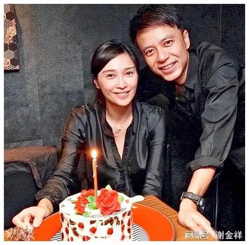 李克勤娇妻惊艳亮相港圈第一美人高挑五官大气素颜也绝美