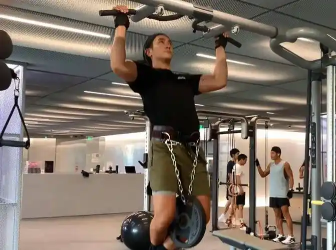 杜江分享健身视频,肌肉线条让人看直眼,霍思燕却带头开起了车_身材