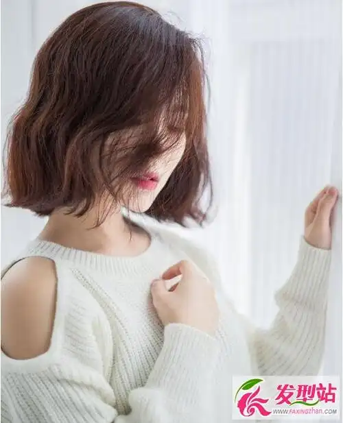 脸型比较小的女生,可以选择烫卷发lob发型,不仅增添头发的轻盈柔和度