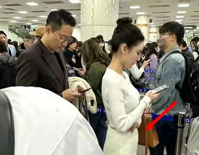 汪小菲携未婚妻去韩国,mandy手上的鸽子蛋抢眼,小腹凸起疑怀孕