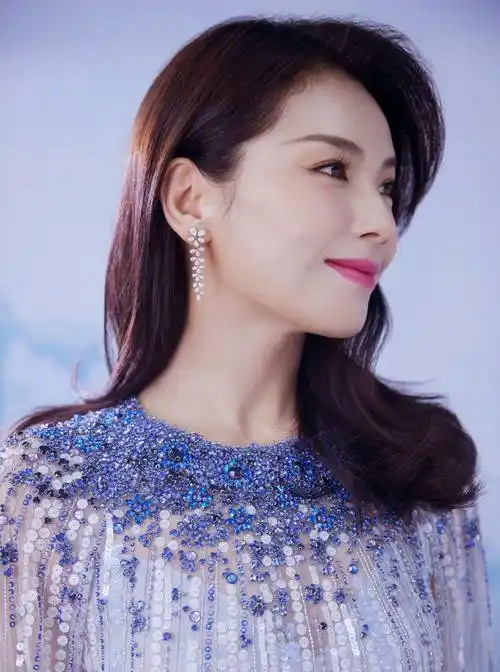 刘涛社媒晒自拍照,比心剪刀手少女感十足,看上去就像十八岁_网友_照片