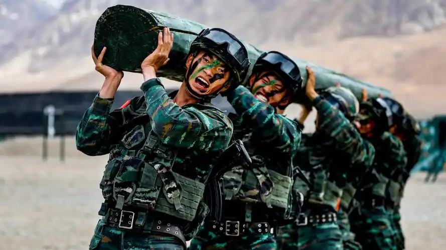 现场直击武警特战队员演兵帕米尔高原