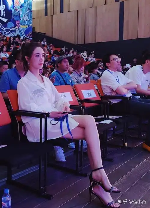 薇娅不愧是带货女王,简单搭配就气质高贵又大气,不当明星可惜了