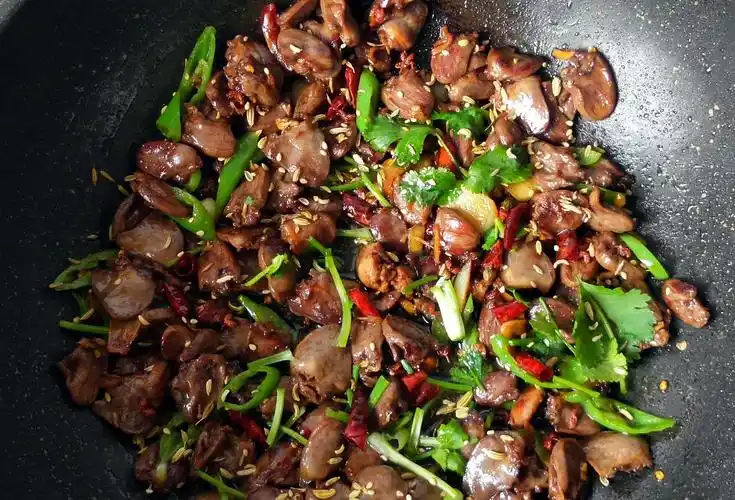 步骤十:装盘,香辣孜然鸡心就做好啦!