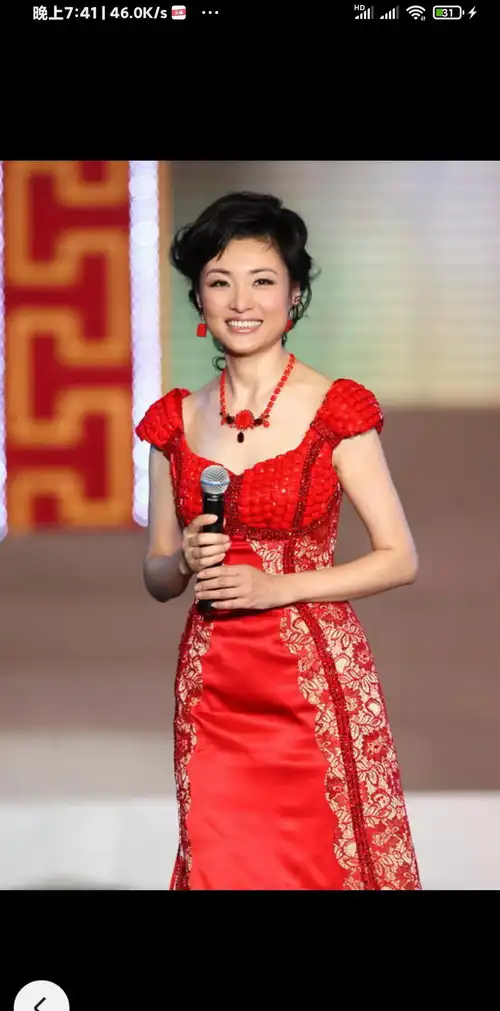 连主持人都选网红脸,三个人两个假鼻子_能力_董卿_符合中国