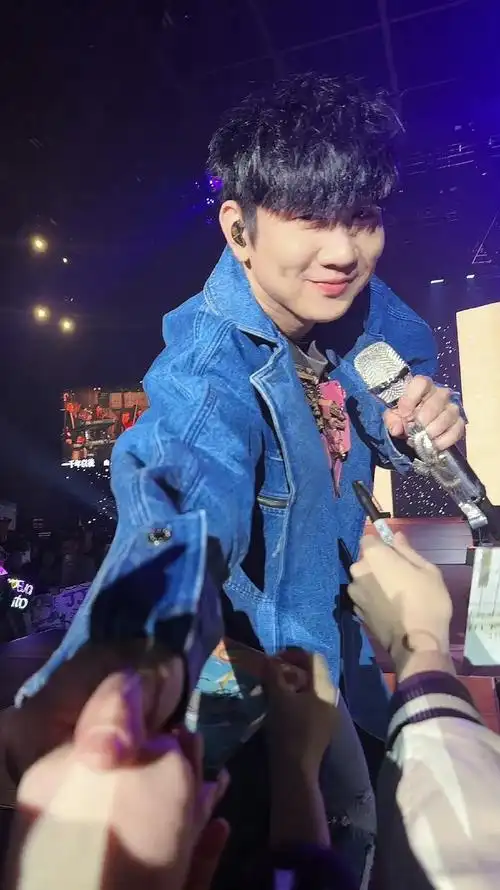 林俊杰发烧#  林俊杰对待舞台的态度向来严谨  圣所上海演唱会发烧打