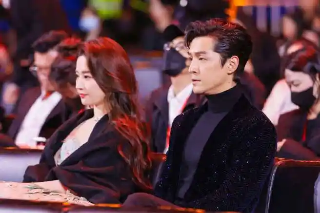 胡歌微博king##刘亦菲微博queen##刘亦菲胡歌坐一起