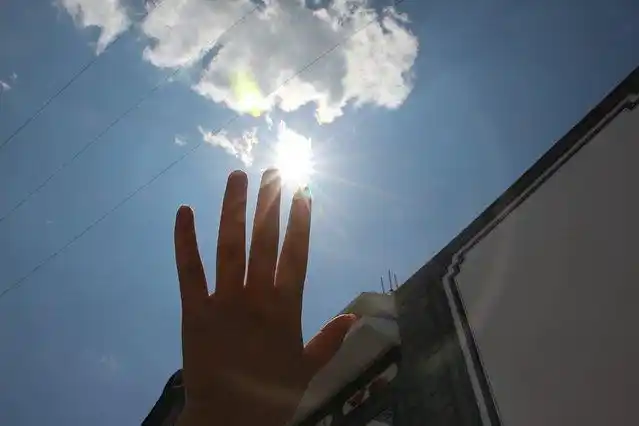 又照一张手与太阳