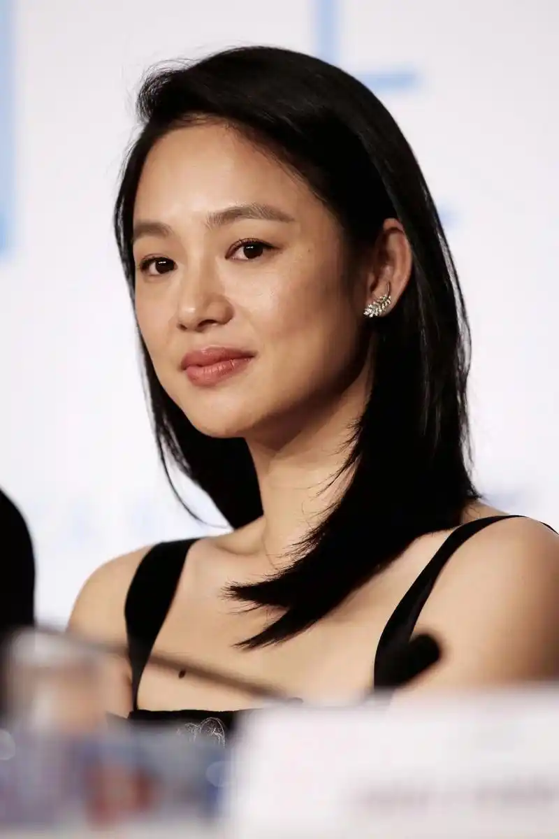 周韵拍的作品并不多,但部部是经典,每个作品里的角色亮相都会让人