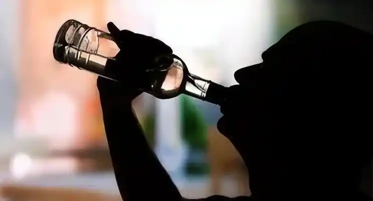 朋友亲人们也都非常的同情他,时常找他一起吃饭喝酒.