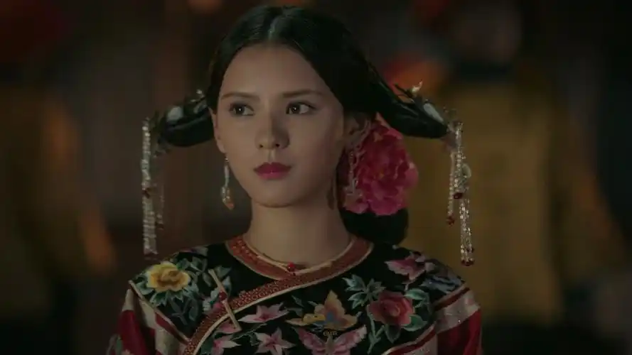 造型颜色荧光色满天飞,剧照上她身后的姐姐是不是很眼熟,是在如懿传里