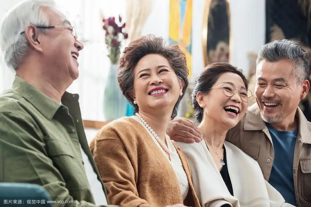 两对快乐的中老年夫妇坐一起聊天