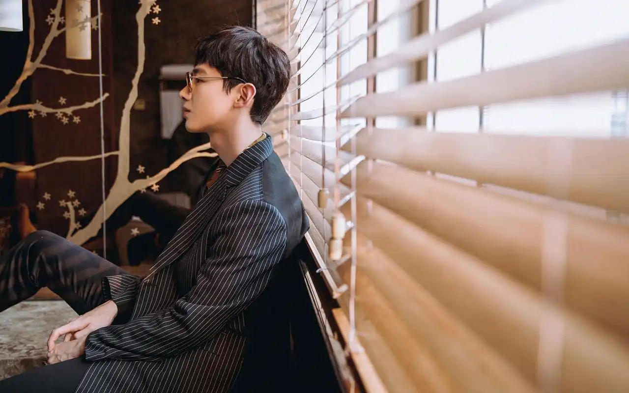 一组白敬亭帅气西装写真图片壁纸分享给大家,一身干净的白色衬衣西裤