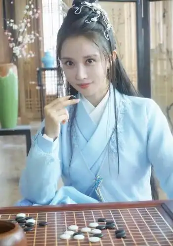 潘时七原名邓君逸,她曾经在湖南卫视《寻找紫菱》中和张嘉倪竞争过"