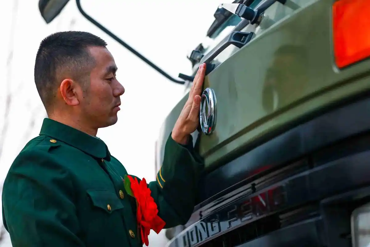 退伍季冬月寒意冷余热暖军营